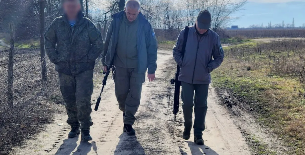 "Кіраўнік Крыма" Сяргей Аксёнаў (у цэнтры) правярае, як паўвостраў гатовы да ўкраінскага контрнаступу / @Aksenov82