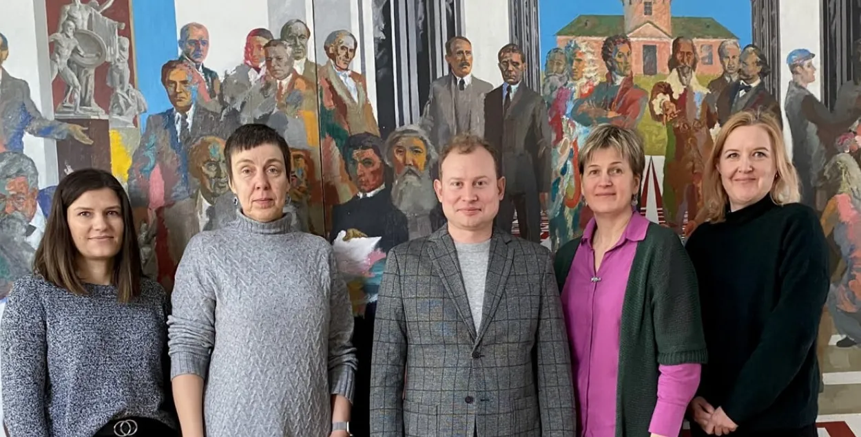 Упаўнаважаны Офіса Ціханоўскай Віталь Малчанаў і прадстаўніцы Тартускага ўніверсітэта / t.me/tsikhanouskaya/