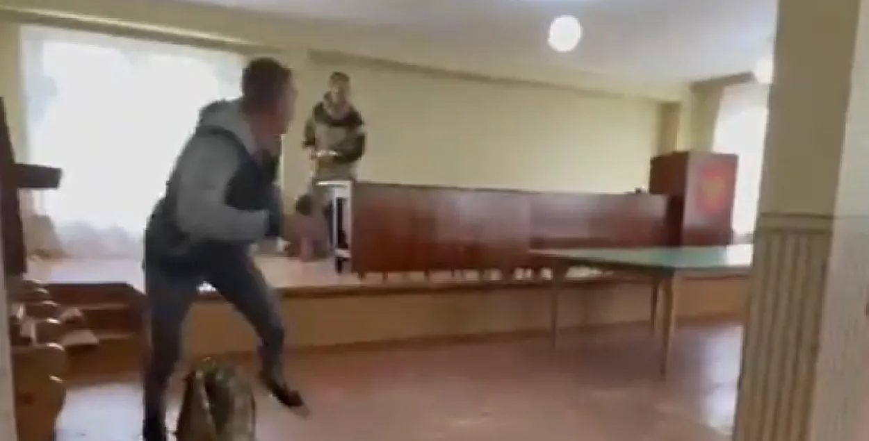 Хлопец трапіў у ваенкама, той у рэанімацыі / скрыншот відэа, @taygainfo