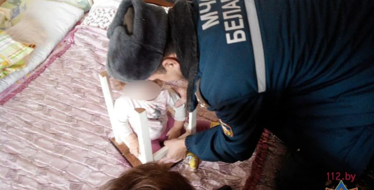 У Ляхавічах ратавальнікі вызвалялі дзяўчынку з кухоннай табурэткі (фота)