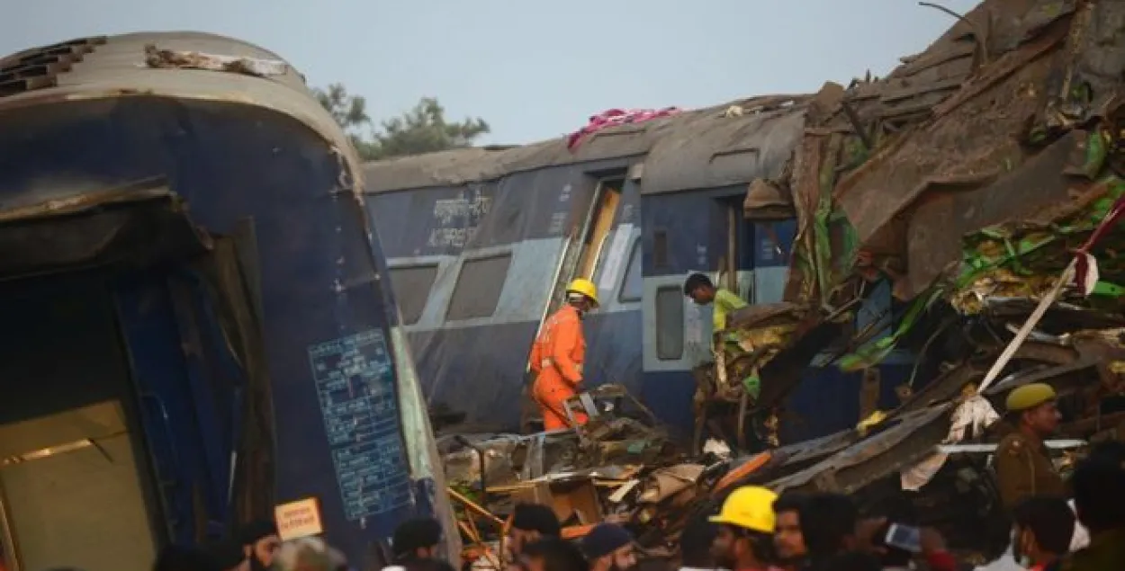 Колькасць ахвяр падчас крушэння цягніка ў Індыі дасягнула 133 чалавек