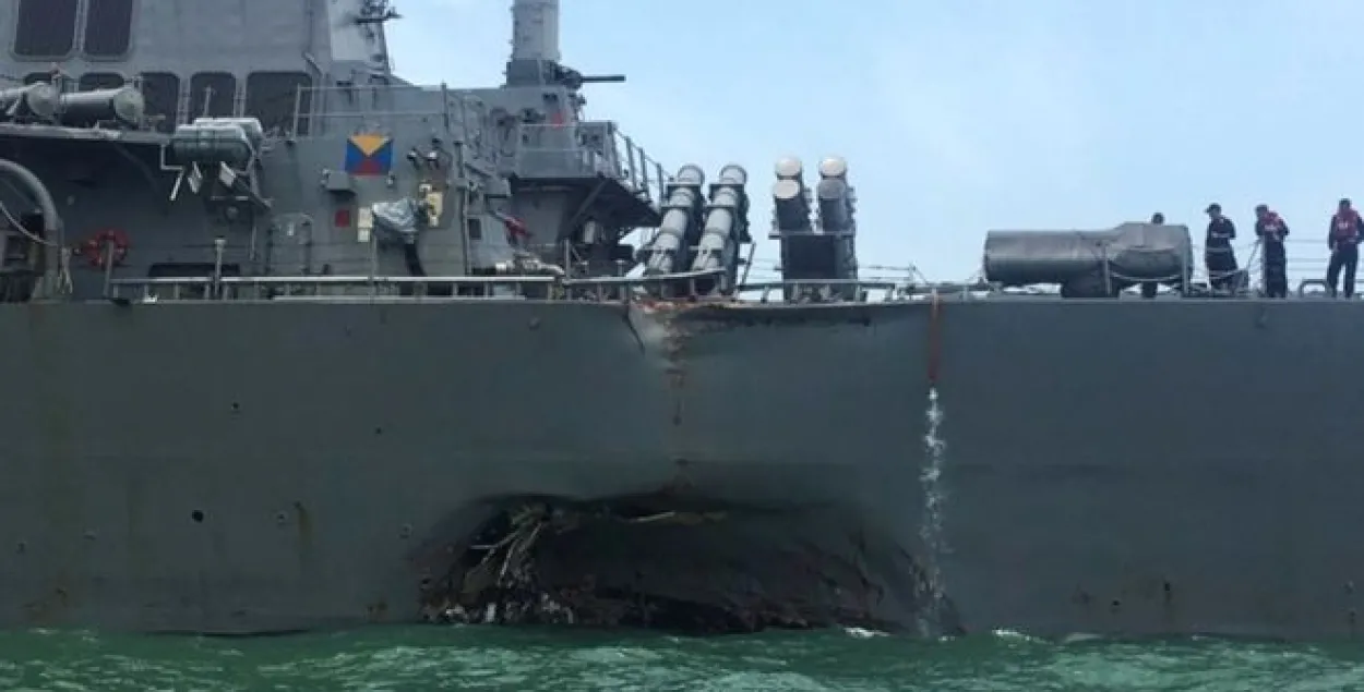 Амерыканскі эсмінец сутыкнуўся з нафтавым танкерам