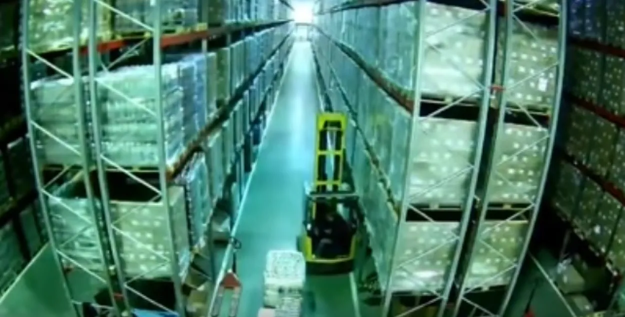 Як пагрузчык выпадкова абрынуў вялізны склад (відэа)