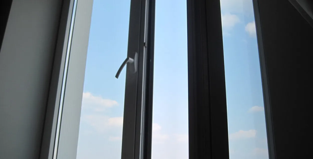 Дзяўчынка, якая звалілася з сёмага паверху, прыйшла ў прытомнасць