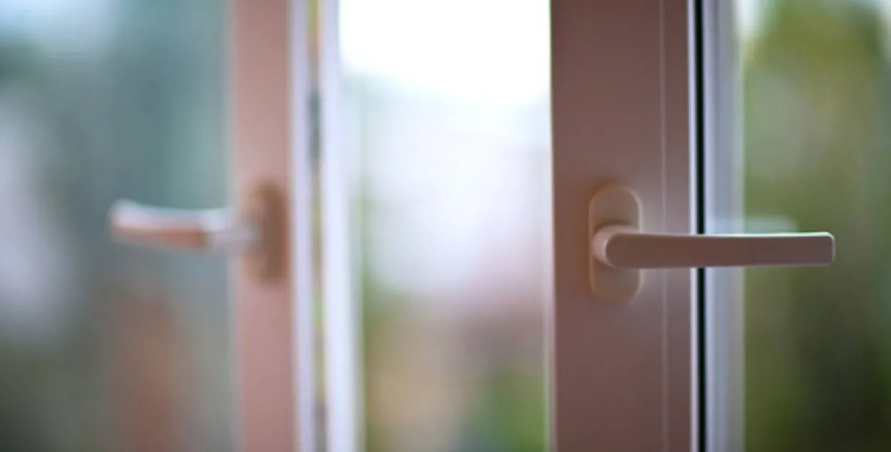 Хлопчык, які выпаў з акна чацвёртага паверха, пераведзены з рэанімацы ў хірургію