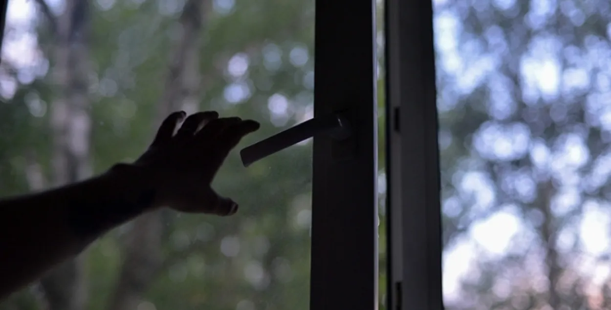 У Мінску суседзі злавілі коўдрай дзіця, якое падала з сёмага паверху