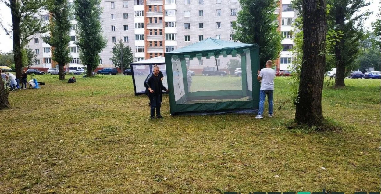 Волонтеры сворачивают лагерь возле тюрьмы на Окрестина / facebook.com/naka.by​