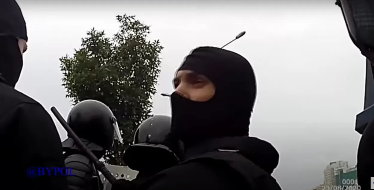 Амапавец: у банку ж х...чыць трэба, а тут нічога не робіш