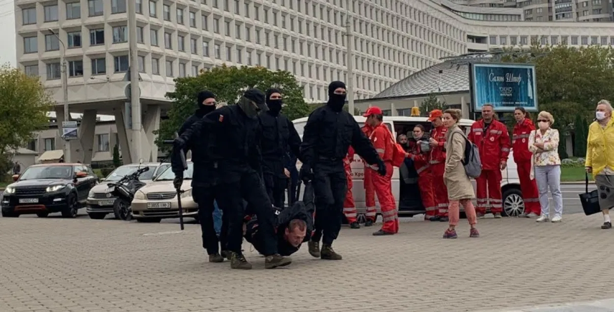 Силовики задерживают участников мирной демонстрации протеста / Еврорадио