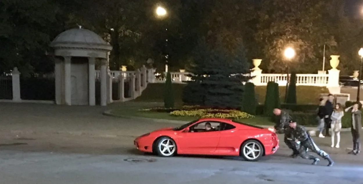Як АМАП дапамог Ferrari 360 патрапіць на стаянку (відэа)