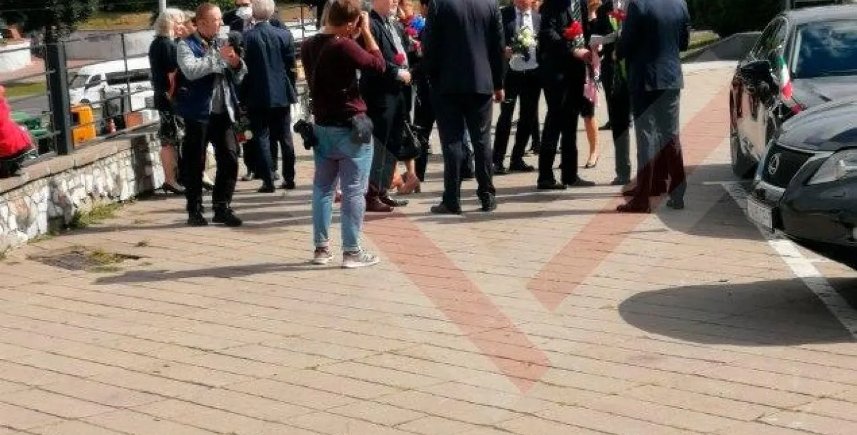 Дипломаты почтили память погибшего демонстранта в Минске / @belamova