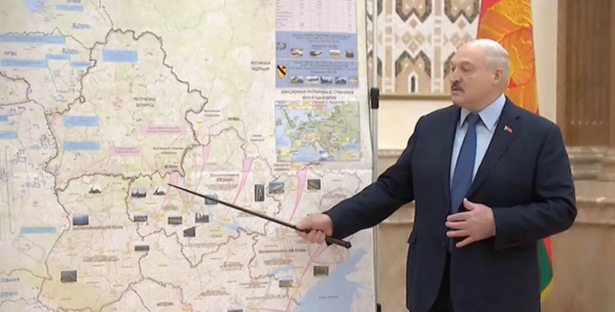 Александр Лукашенко показывает направления ударов / Скриншот с видео