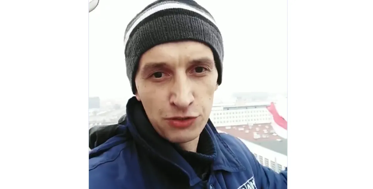 Виктор Манкевич на трубе завода / Скриншот с видео