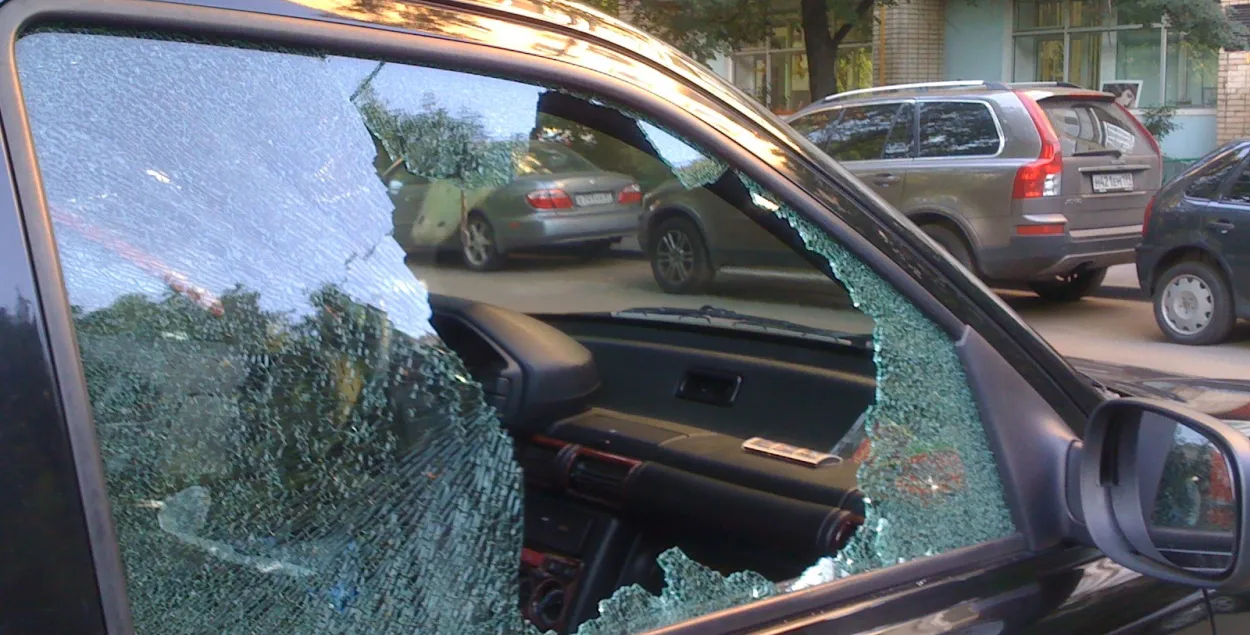 У Мінску затрымалі падлеткаў, якія білі вокны аўто 