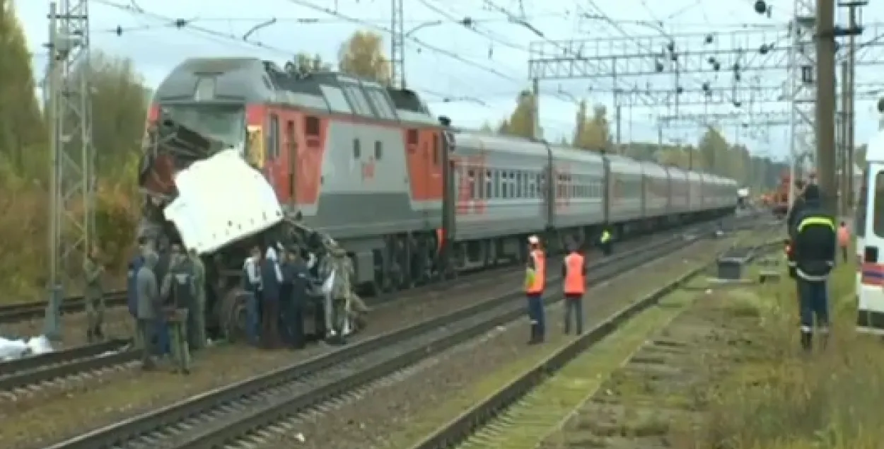 У Расіі аўтобус з Казахстана трапіў пад цягнік, шмат загінулых