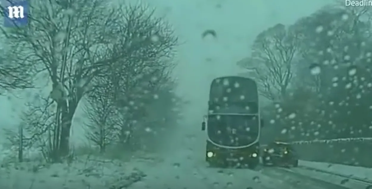 Двухпавярховы аўтобус цудам пазбег лабавога сутыкнення з легкавіком (відэа) 