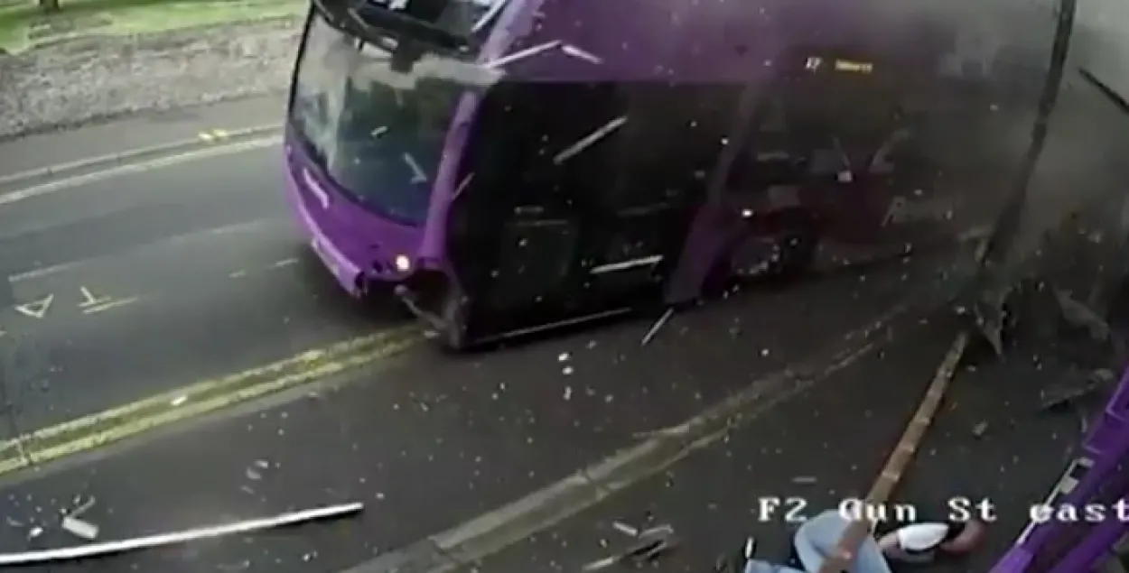 Мужчыну збіў аўтобус, а ён падняўся і пайшоў у бліжэйшы паб (відэа)