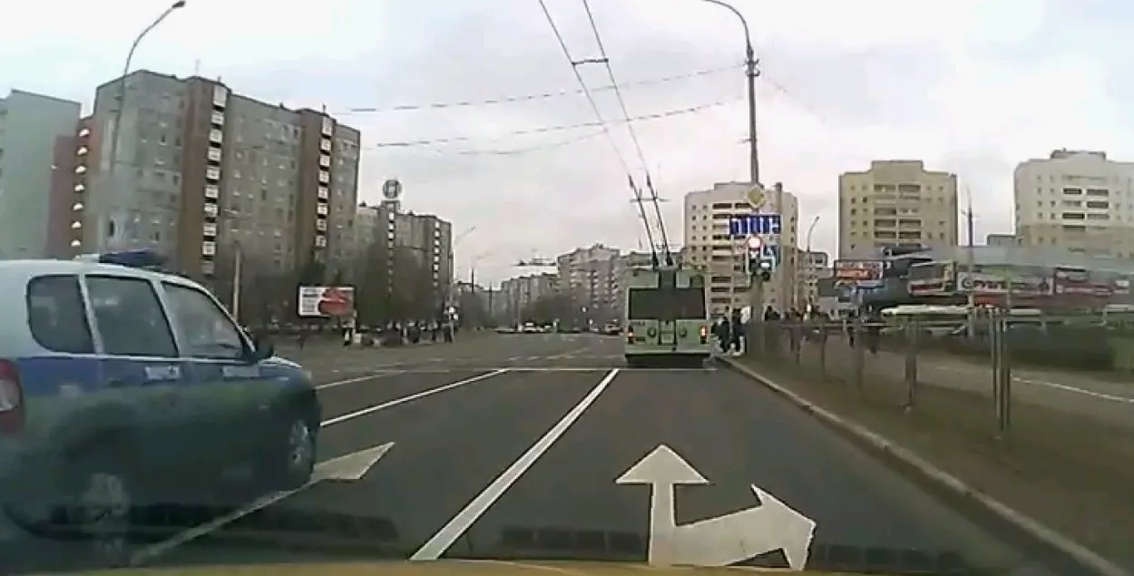 У Мінску міліцэйскі аўтамабіль паехаў на чырвонае святло і ўчыніў ДТЗ (відэа)