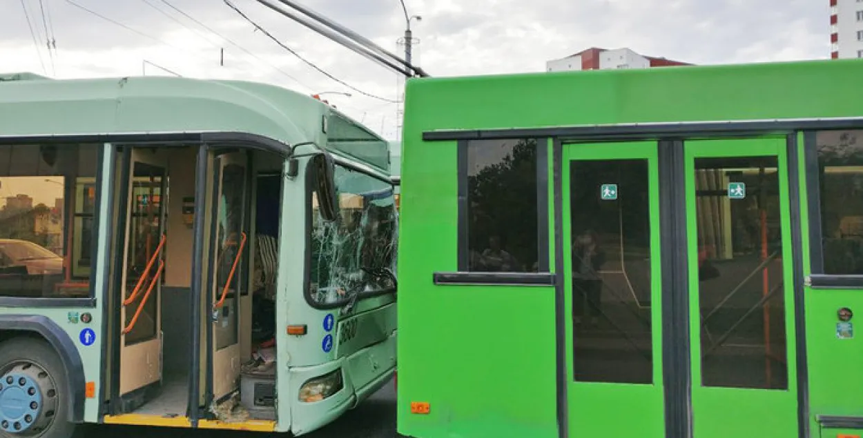 У Мінску сутыкнуліся тралейбус, аўтобус і легкавік (фота)