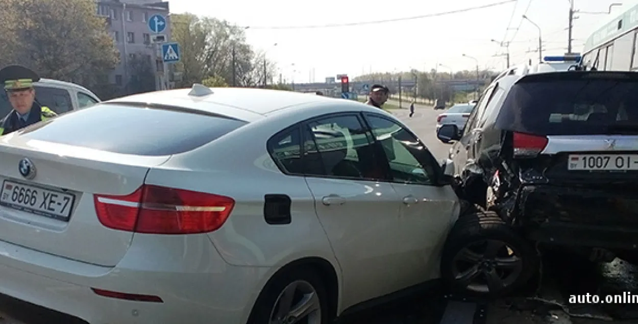 У ДТЗ на праспекце Жукава сутыкнуліся шэсць аўтамабіляў і тралейбус (фота)