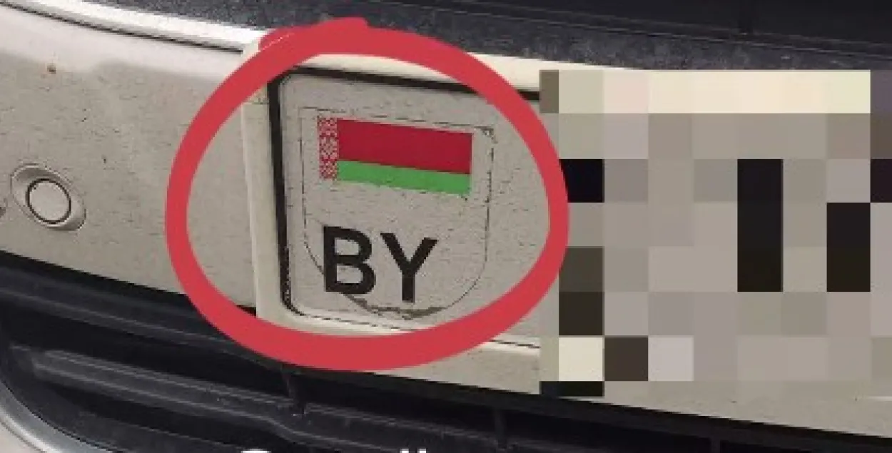 Наклейку с Погоней владелец авто отклеил ранее и сам / скриншот видео