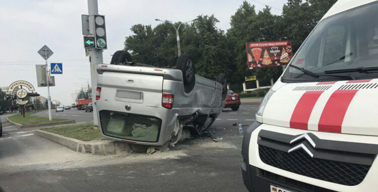 Фотафакт: у Мінску перакуліўся мікрааўтобус Volkswagen