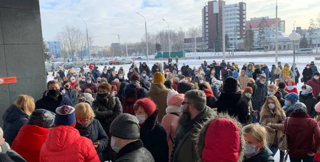 Поддержать Виктора Бабарико пришли десятки людей, но на суд их не пустили / Еврорадио