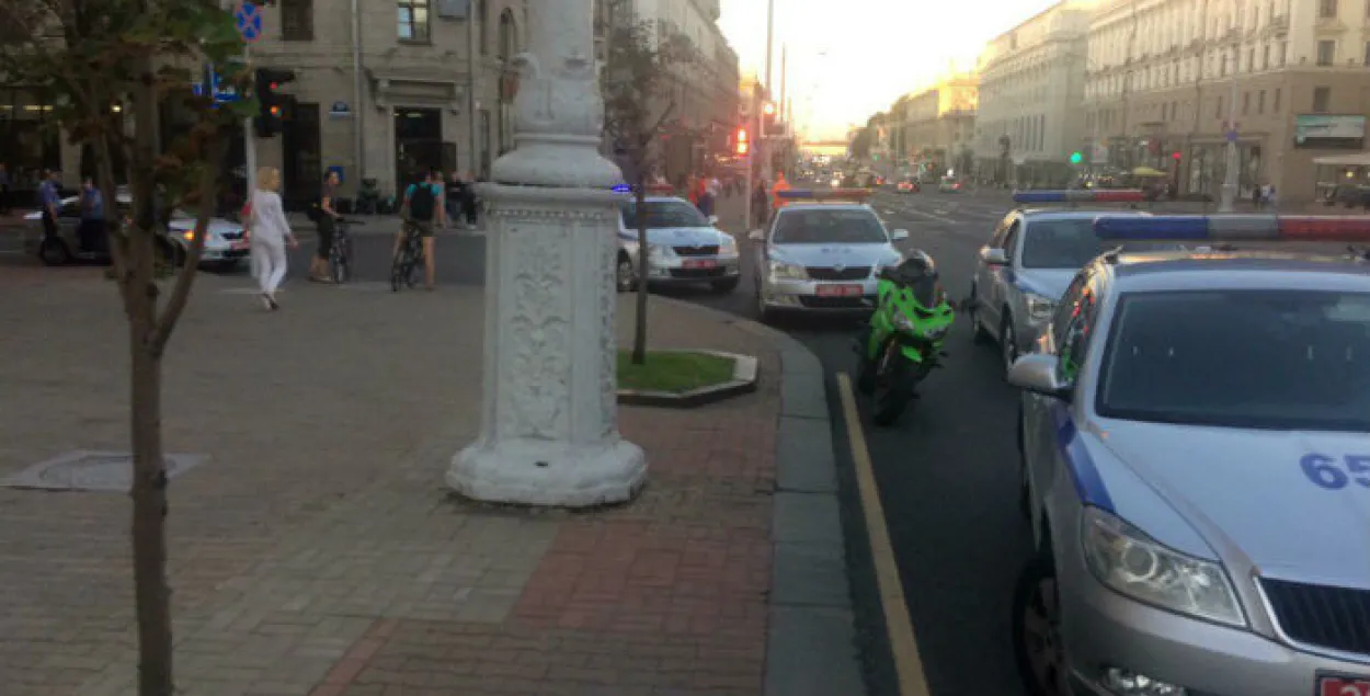 Шэсць машын ДАІ затрымлівалі байкера ў цэнтры Мінска