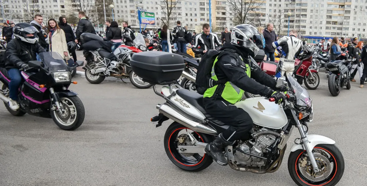 Падчас адкрыцця мотасезону ў Мінску байкеры масава парушылі ПДР