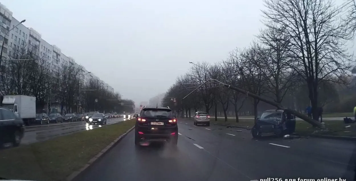 У Мінску “Форд” наскочыў на капот “Лексуса” і збіў слуп (фота)