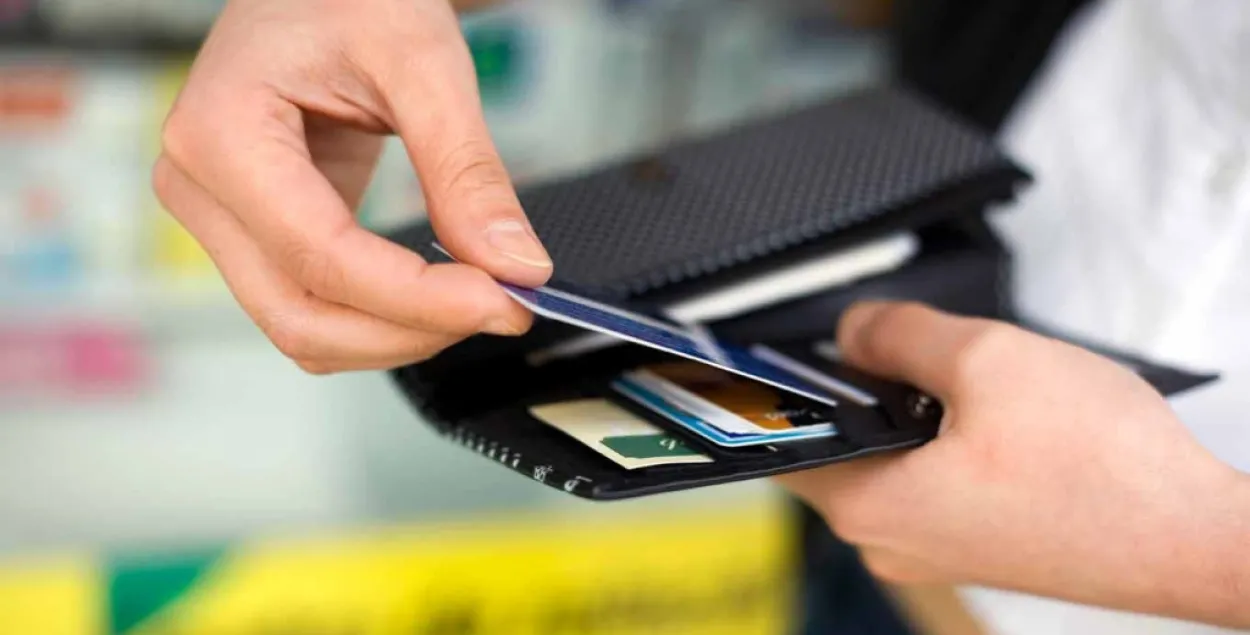 У Мінску таксіст заплаціў за свой мабільны карткай, забытай пасажырам