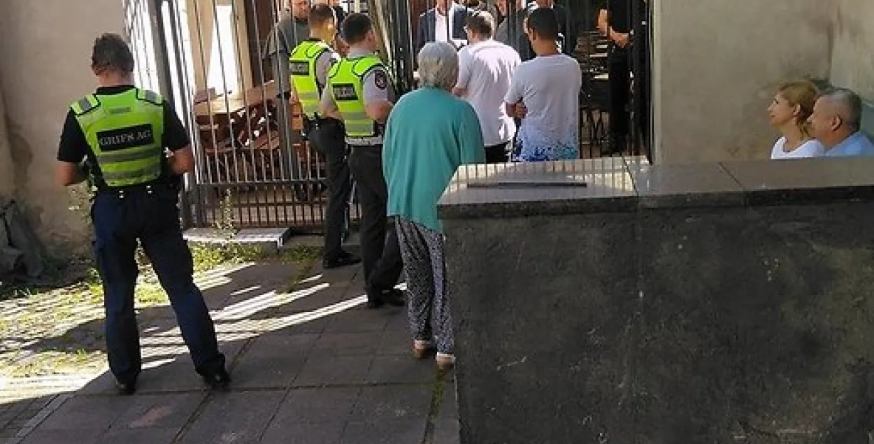 У Вільні каталіцкія манахі сілай зачынілі папулярны бар "7 fridays"