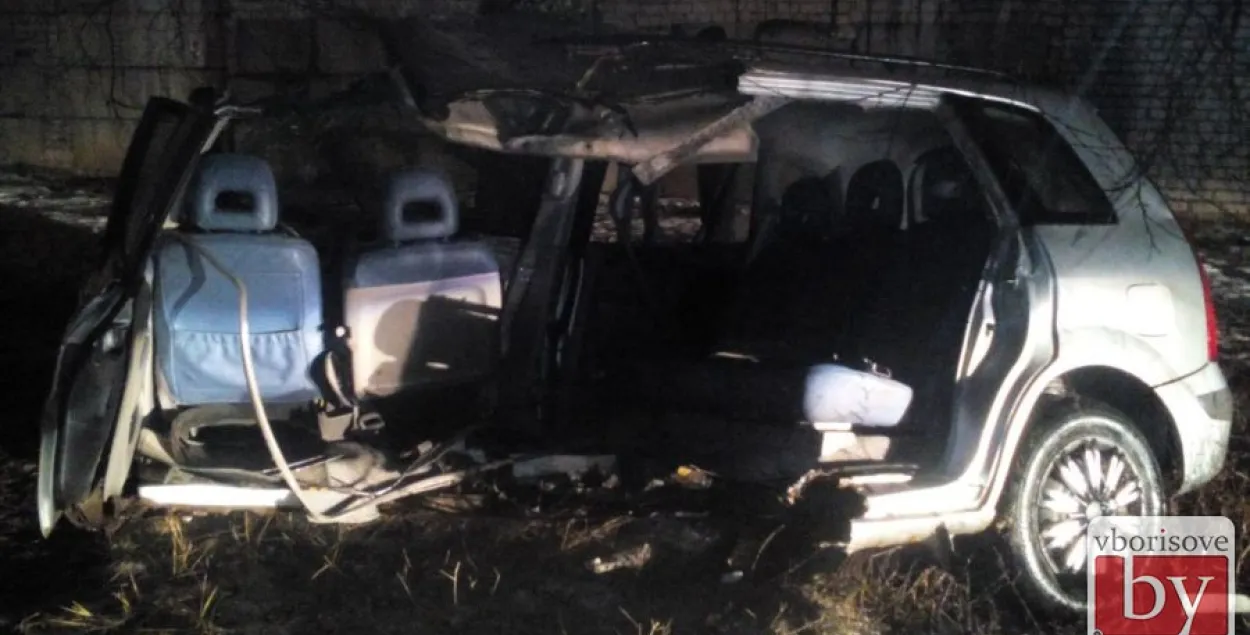 Фотафакт: у Барысаве аўтамабіль Mazda Premacy разарвала на дзве часткі