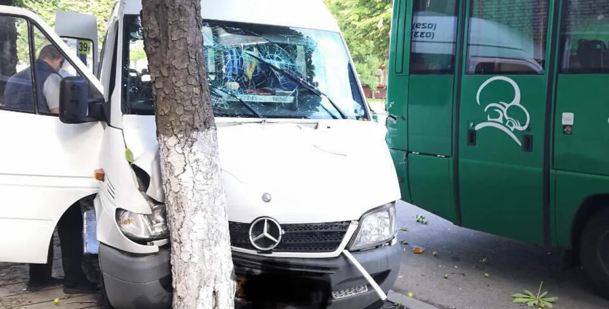 У Баранавічах маршрутка наехала на дрэва, 5 чалавек завезлі ў бальніцу