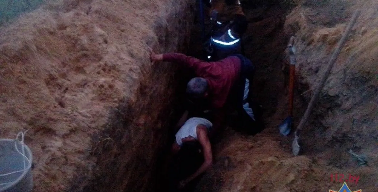 У Баранавічах студэнта засыпала ў траншэі (фота)