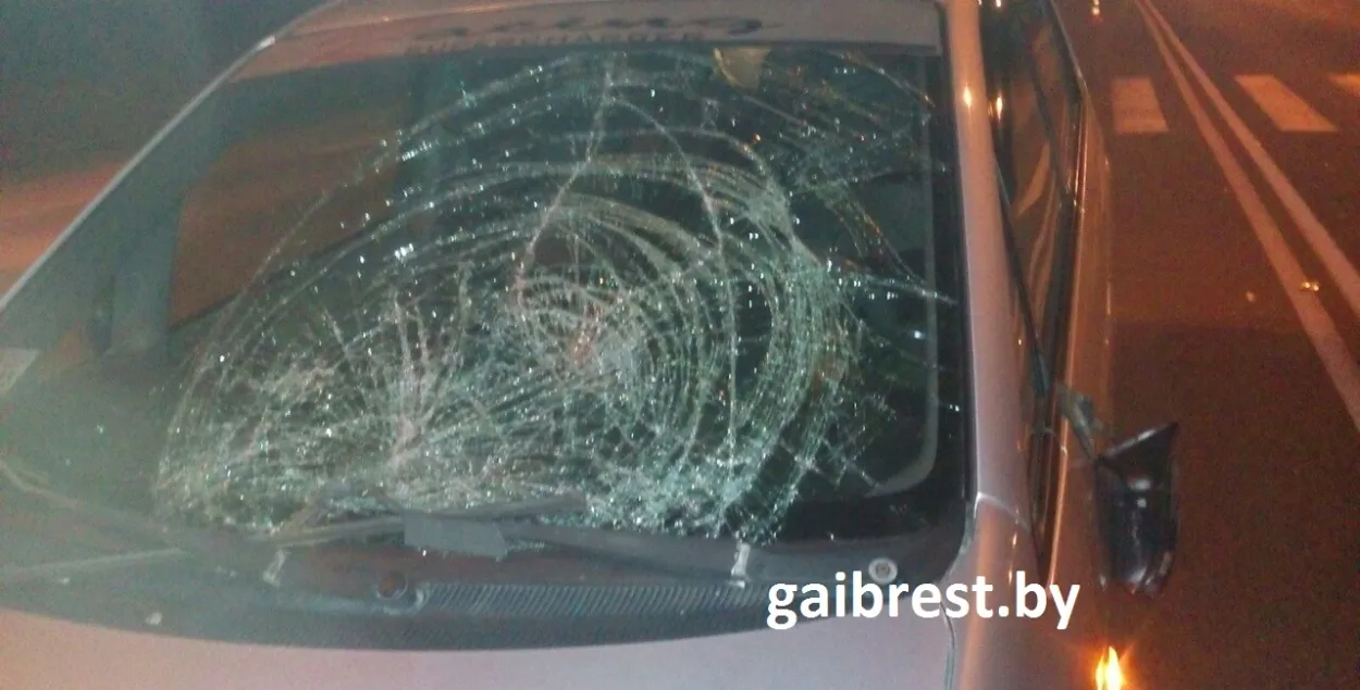 У Баранавічах пад колы “Мазды” трапілі дзве дзяўчынкі-падлеткі (фота)