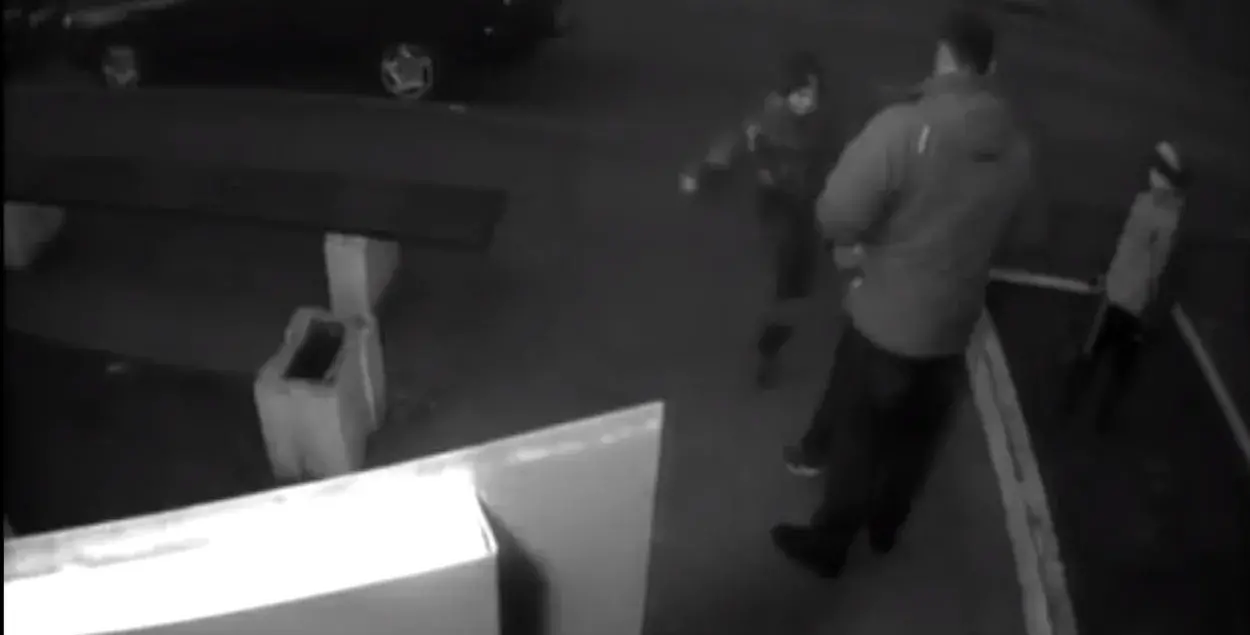 На бацьку, які трымаў дзіця, пакуль яго сын біў, пачалі крымінальную справу