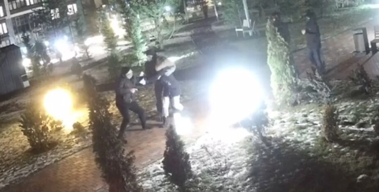 Чалавек з прадметам, падобным на пісталет, спрабуе затрымаць дзяўчыну / скрыншот відэа