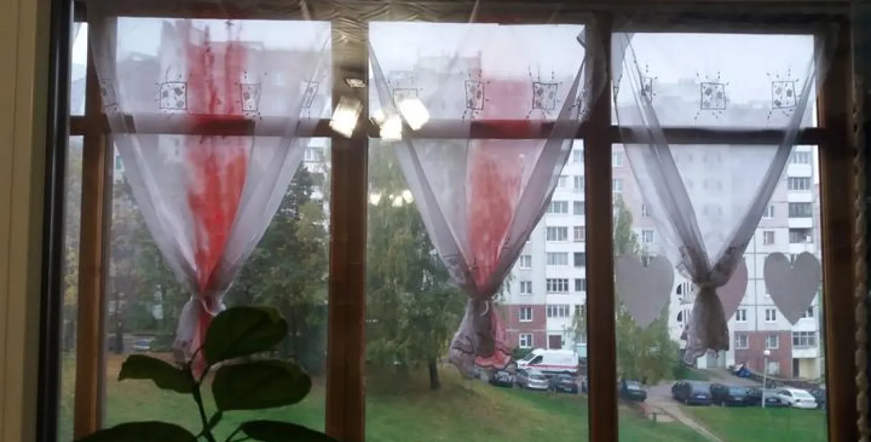 Бацька выклікаў міліцыю, бо дзеці павесілі бел-чырвона-белыя шторы