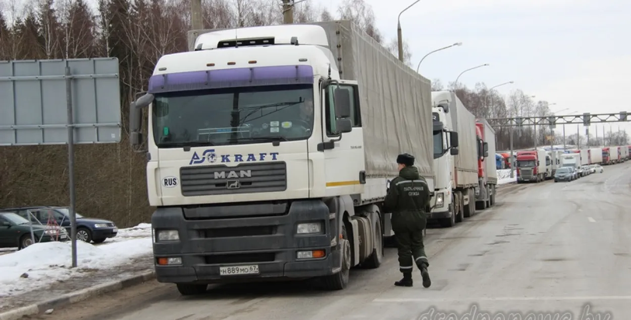 Чэргі грузавікоў на мяжы з Літвой скарачаюцца: іх ужо 330