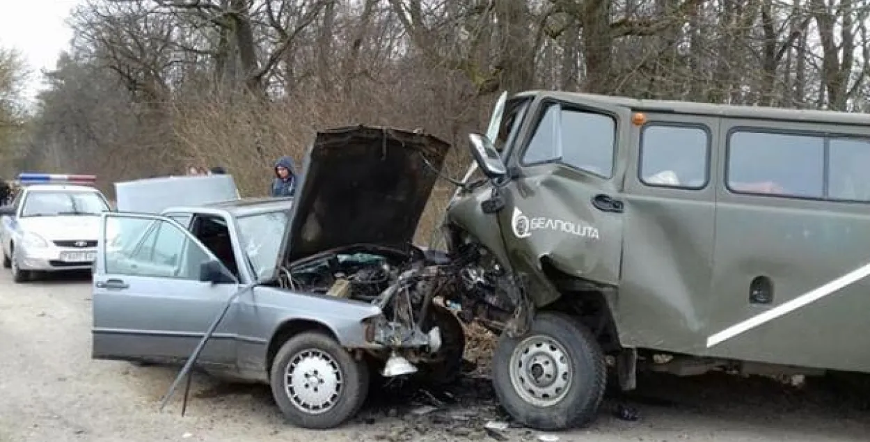 У Петрыкаўскім раёне сутыкнуліся фургон “Белпошты” і легкавік