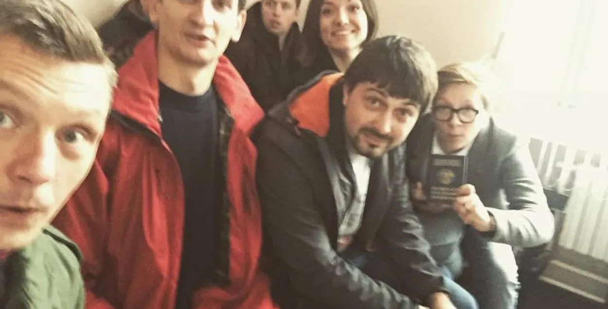 Команда "Белсата" лепит селфи в суде. Фото из Instagram-аккаунта Алексея Минченка.