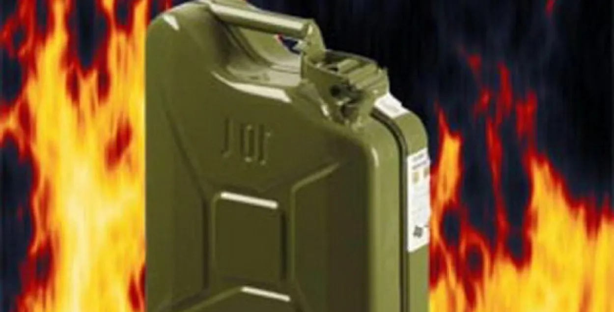 У Кобрынскім раёне мужчына абліў бензінам і падпаліў 20-гадовую сужыцельку