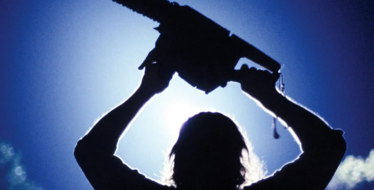 П'яны вясковец пашкодзіў бензапілой дзве іншамаркі, якія ехалі яму насустрач 