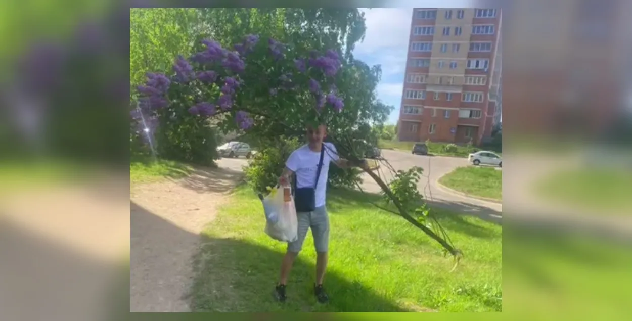 В Минске задержали парней за оторванную ветвь сирени
