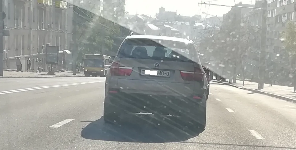 Па Мінску ездзіць BMW X5 на “армейскіх” нумарах