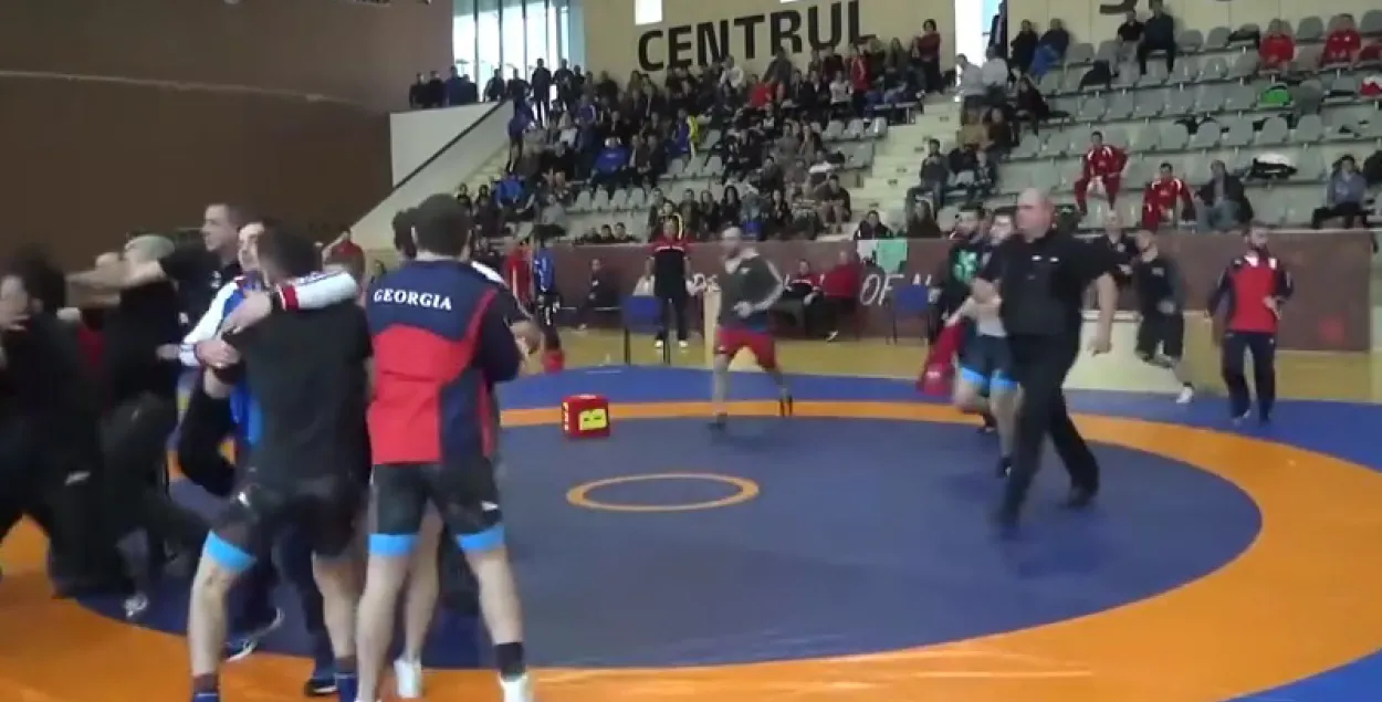 Паядынак расійскага і грузінскага барцоў скончыўся масавай бойкай (відэа)