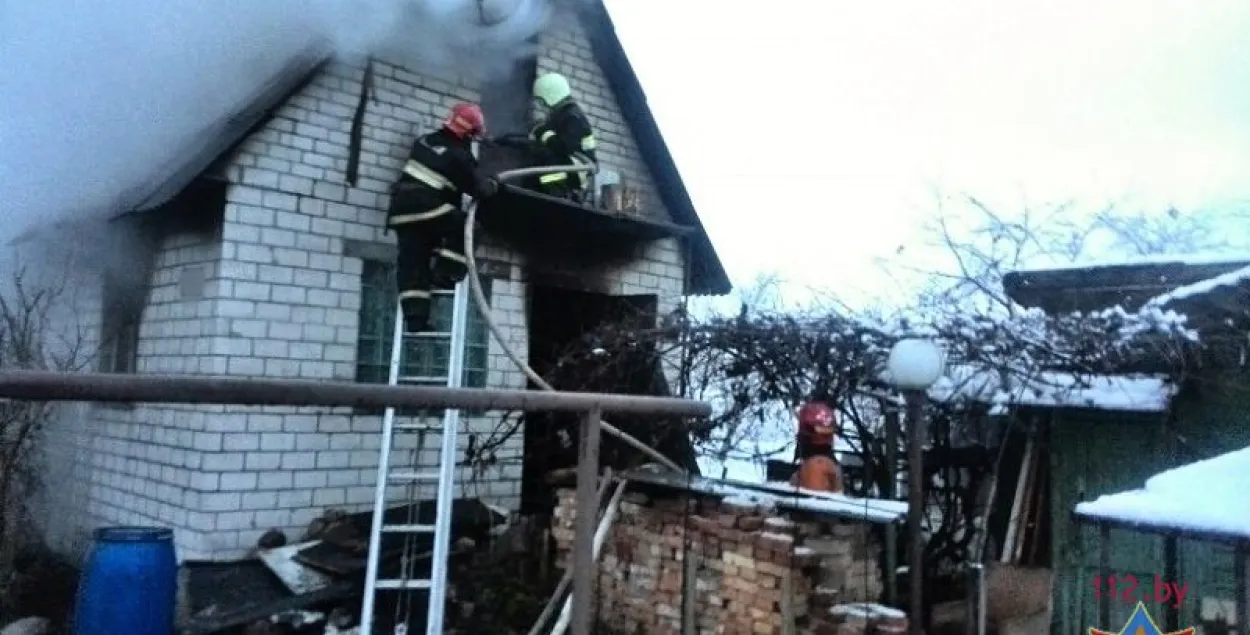 Пад Брэстам п’яны дачнік ледзь не згарэў у сваім доме (фота)