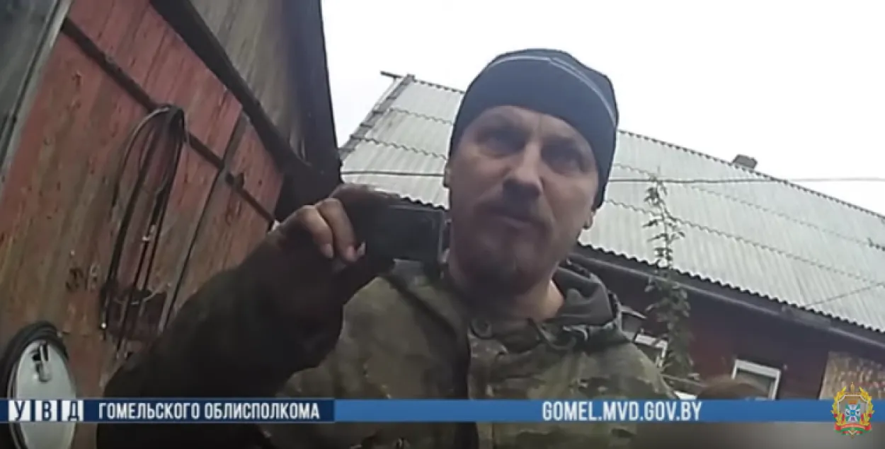 Один из братьев снимал видео и задавал милиционеру неприятный вопрос. Его задержали / Скриншот с видео МВД