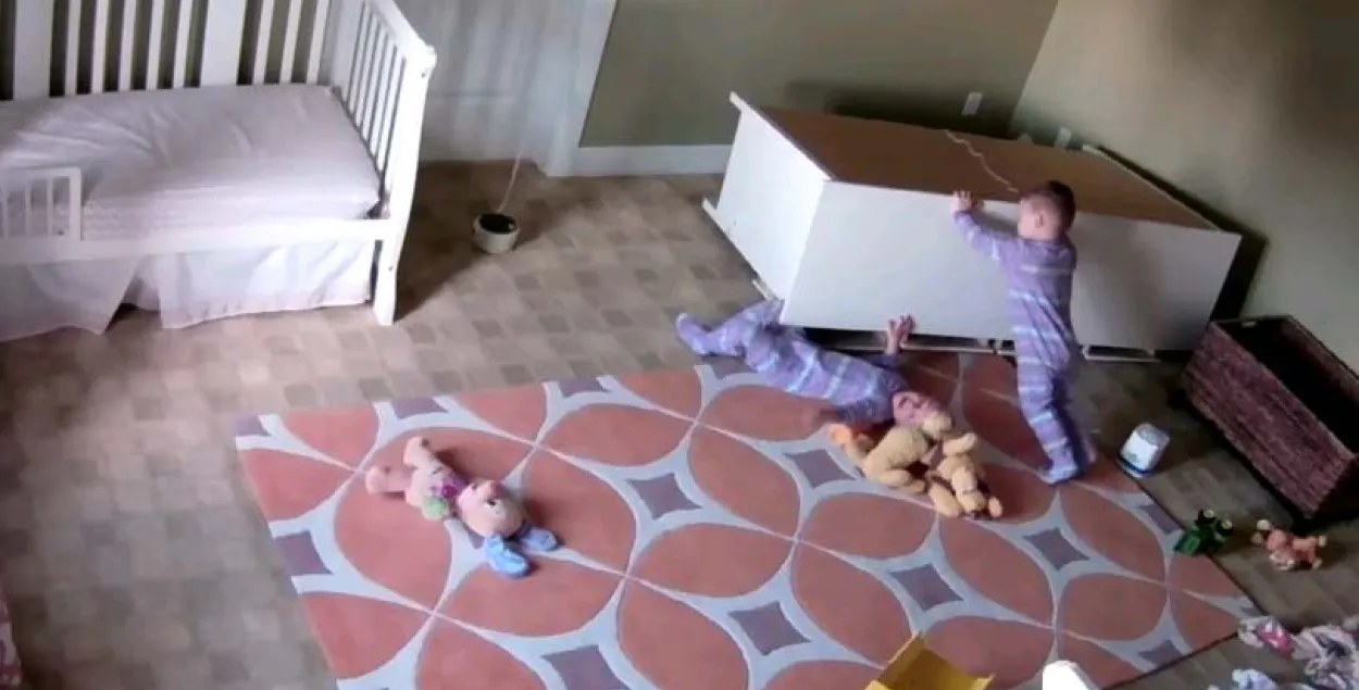 Відэа, як 2-гадовы хлопчык выратаваў брата, на якога звалілася шафа